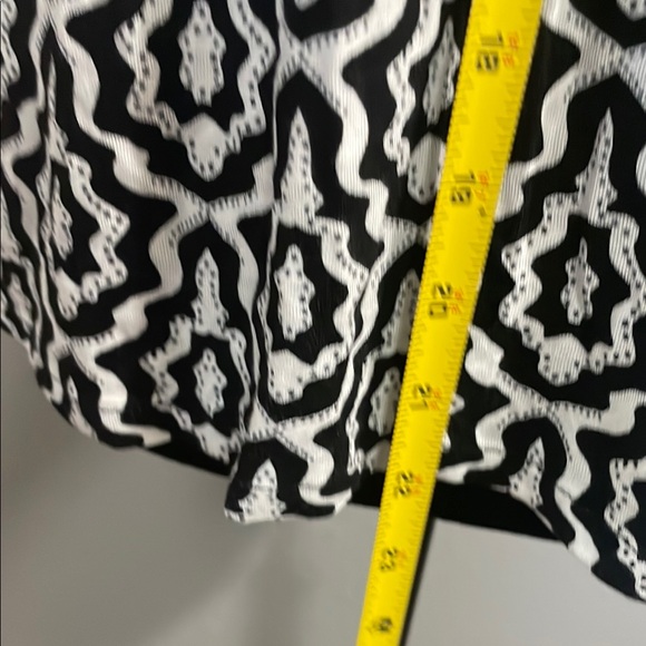 LOFT Black and White Patterned Women's Top - Picture 5 of 7